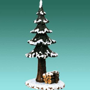 Winterbaum mit Holzstapel