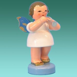 Engel stehend mit Piccolotrompete, blaue Flügel