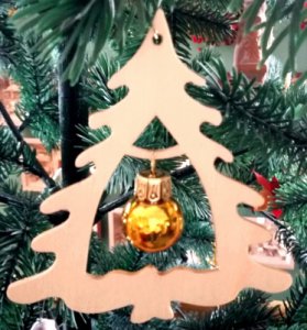 Baumbehang mit goldenen Kugel