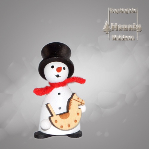 Schneemann mit Schaukelpferd