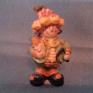 Polyresin Junge stehend mit Kürbis 9,5cm