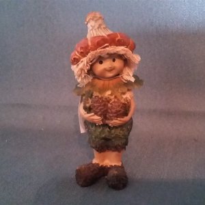 Polyresin Junge stehend mit Zapfen 11cm