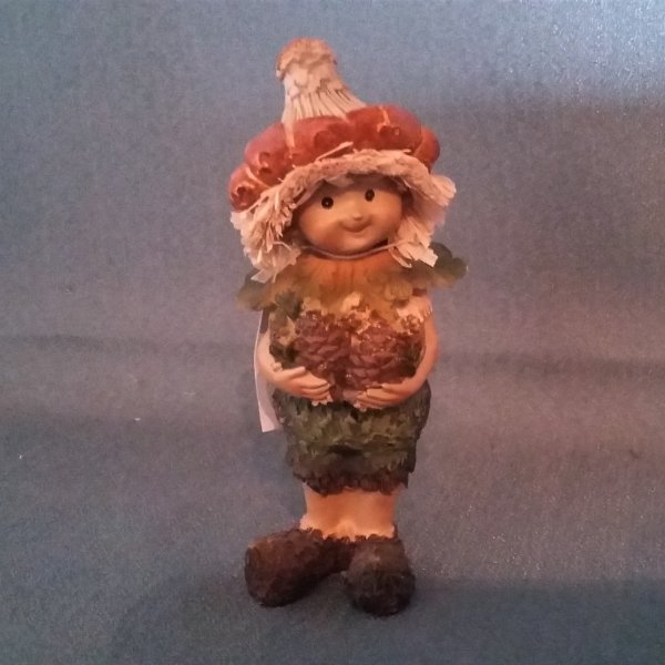 Polyresin Junge stehend mit Zapfen 11cm
