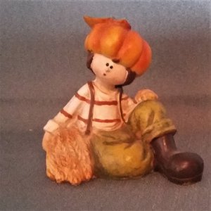 Polyresin Junge sitzend mit Kürbis 8cm