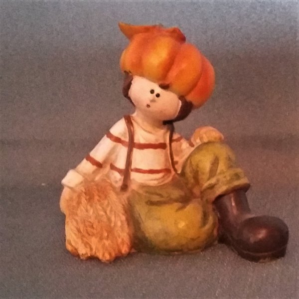 Polyresin Junge sitzend mit Kürbis 8cm