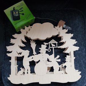 Fensterbild, Kinder bauen einen Schneemann
