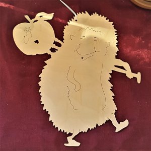 Fensterbild, Igel mit Apfel