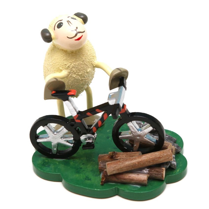Schaf "Bikey" mit Fahrrad